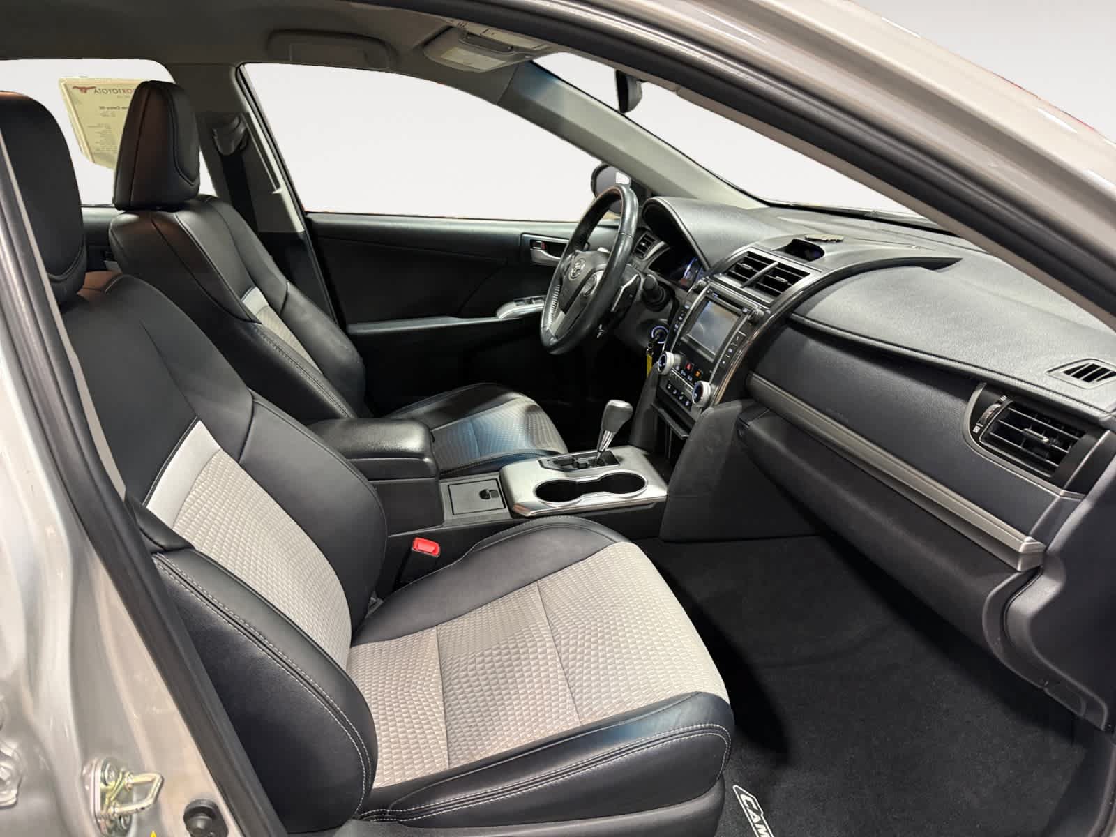 Used 2014 Toyota Camry SE FWD image 16