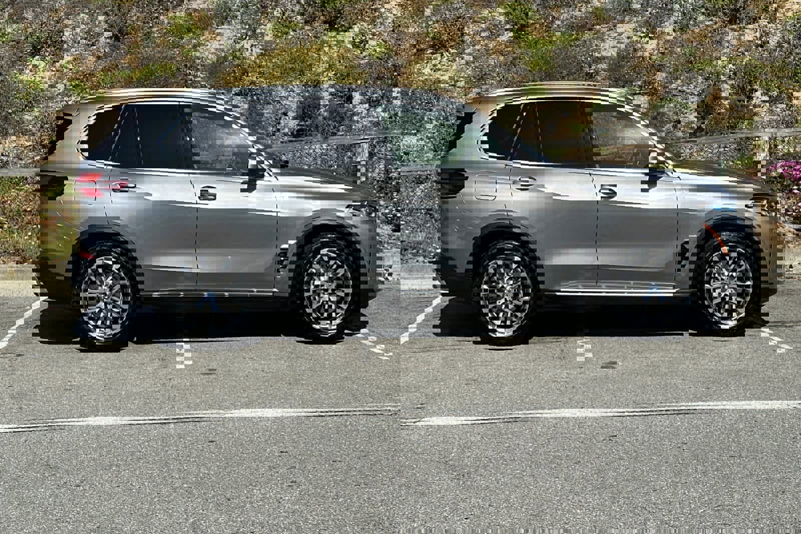 Used 2025 BMW X5 xDrive50e w/ Premium Package image 6