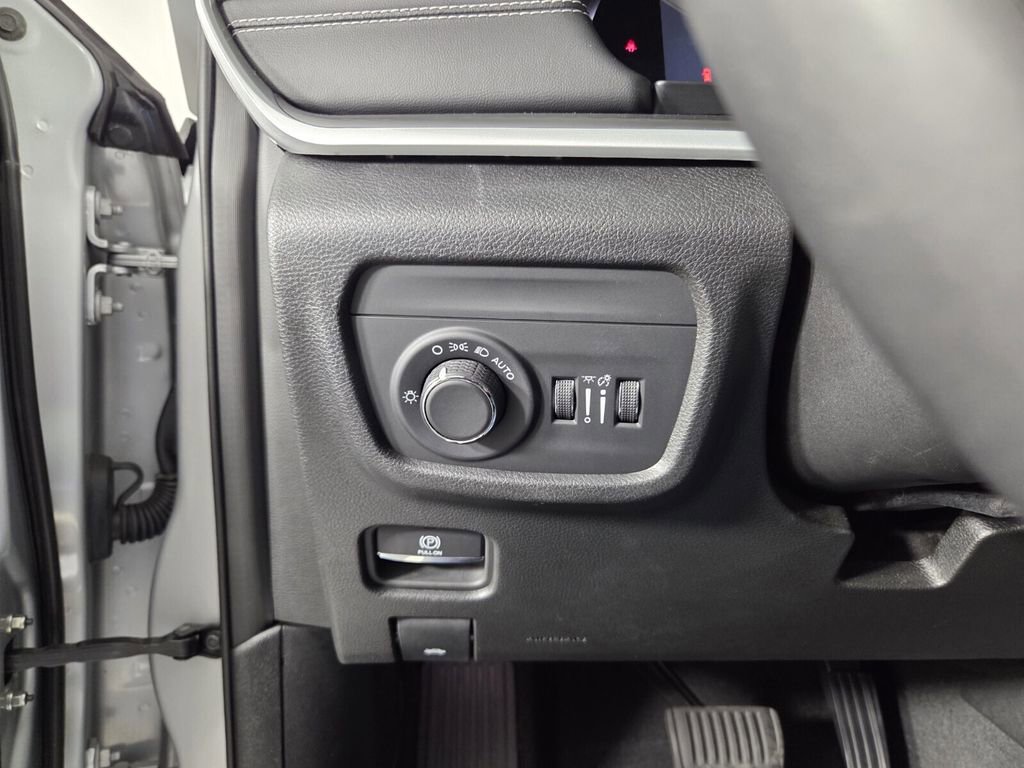 Certified 2024 Jeep Grand Cherokee Altitude image 24