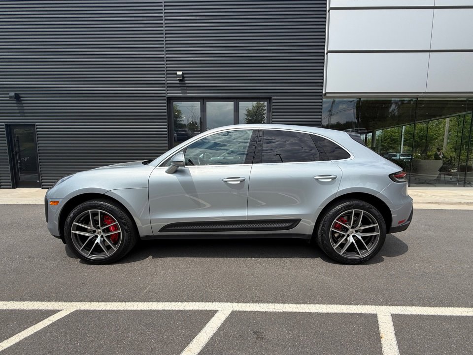 Certified 2022 Porsche Macan S AWD/4WD image 2