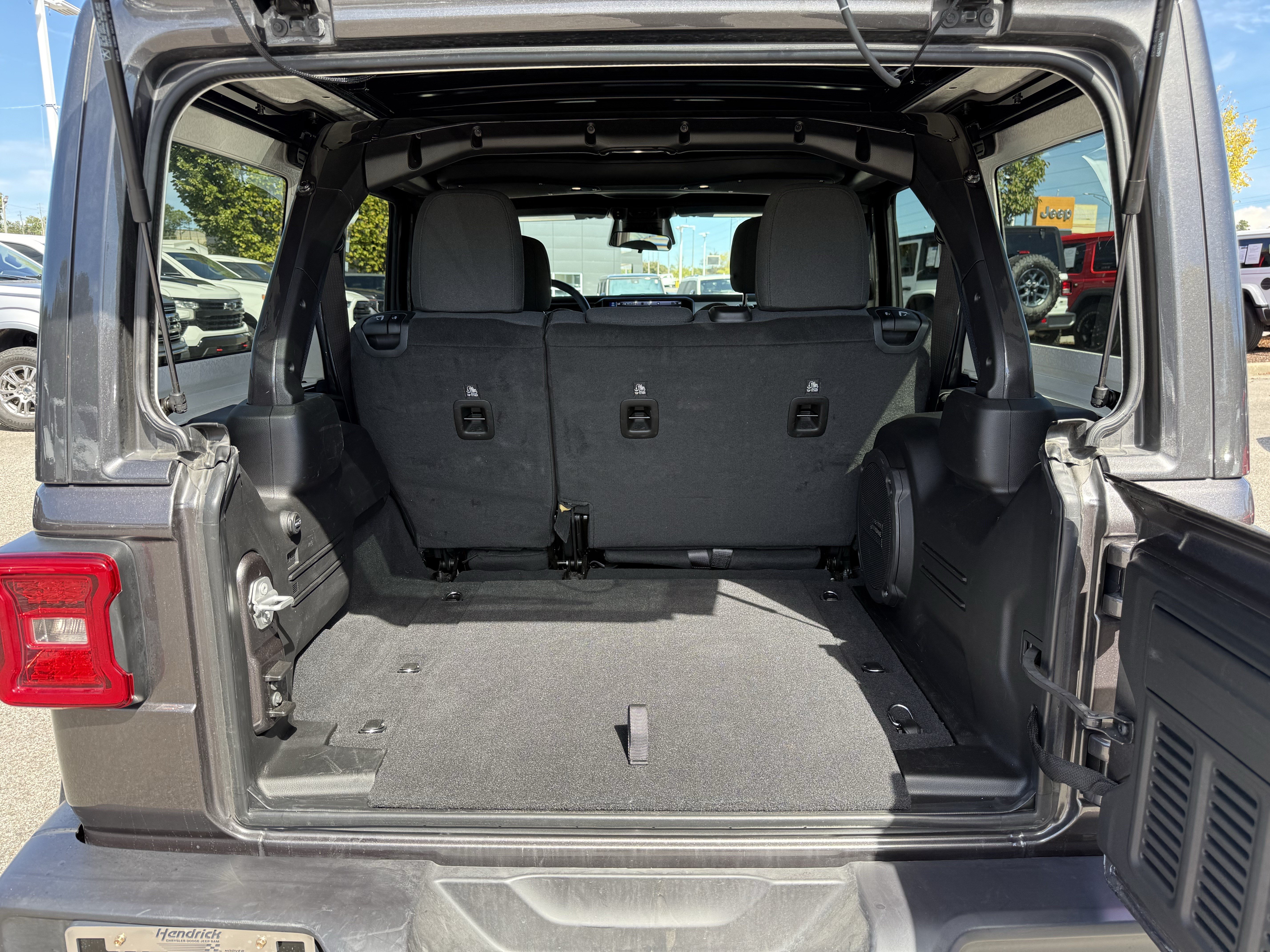 Used 2026 Jeep Wrangler Unlimited Sahara AWD/4WD image 32