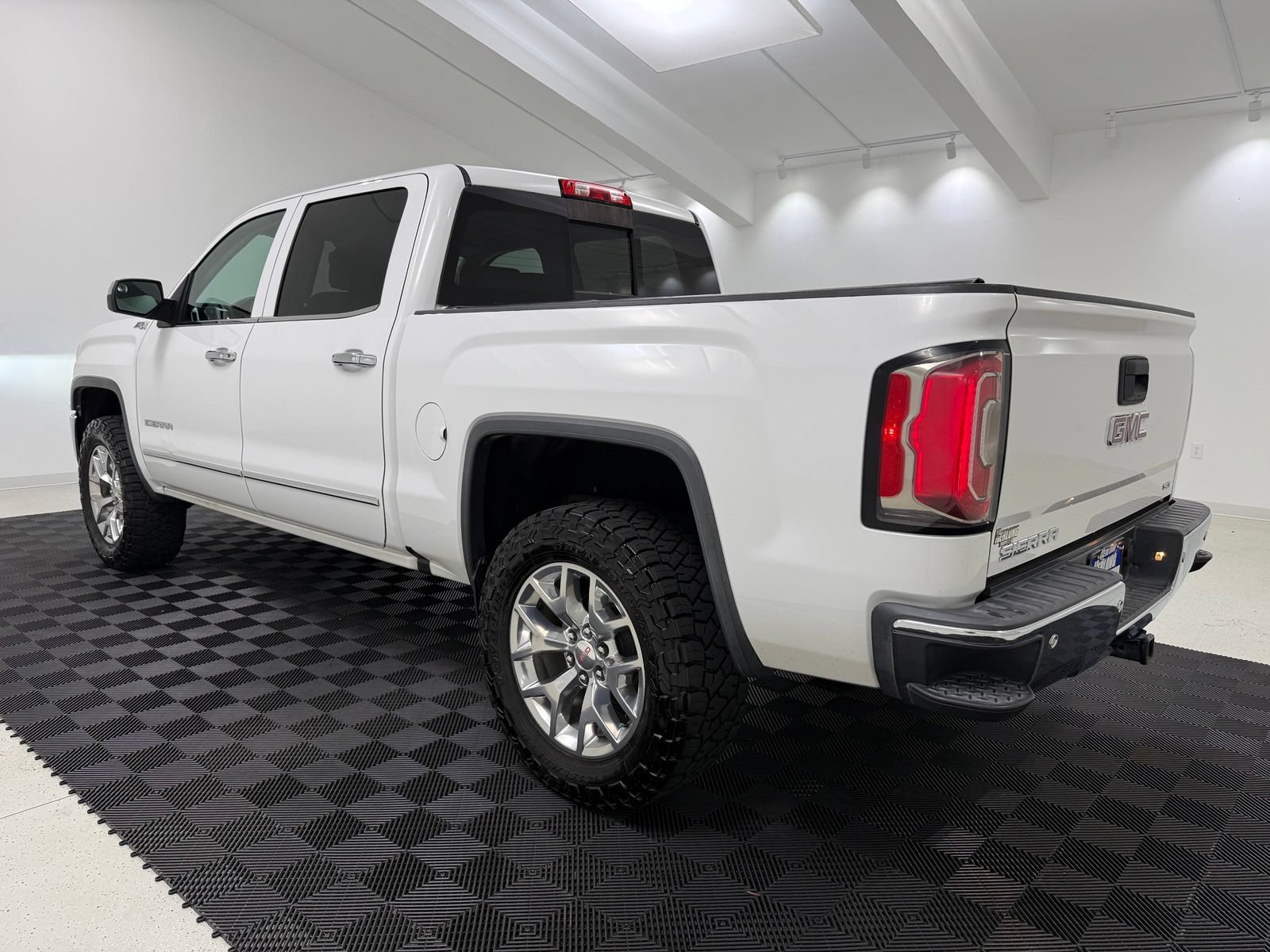 Used 2018 GMC Sierra 1500 SLT AWD/4WD image 5