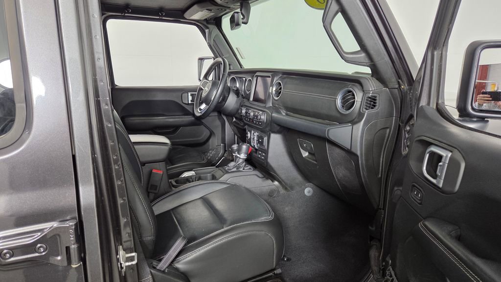 Used 2018 Jeep Wrangler Unlimited Sahara AWD/4WD image 36