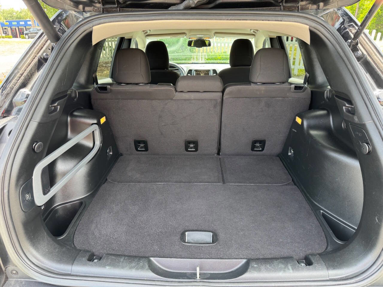 Used 2017 Jeep Cherokee Latitude w/ Comfort/Convenience Group FWD image 13