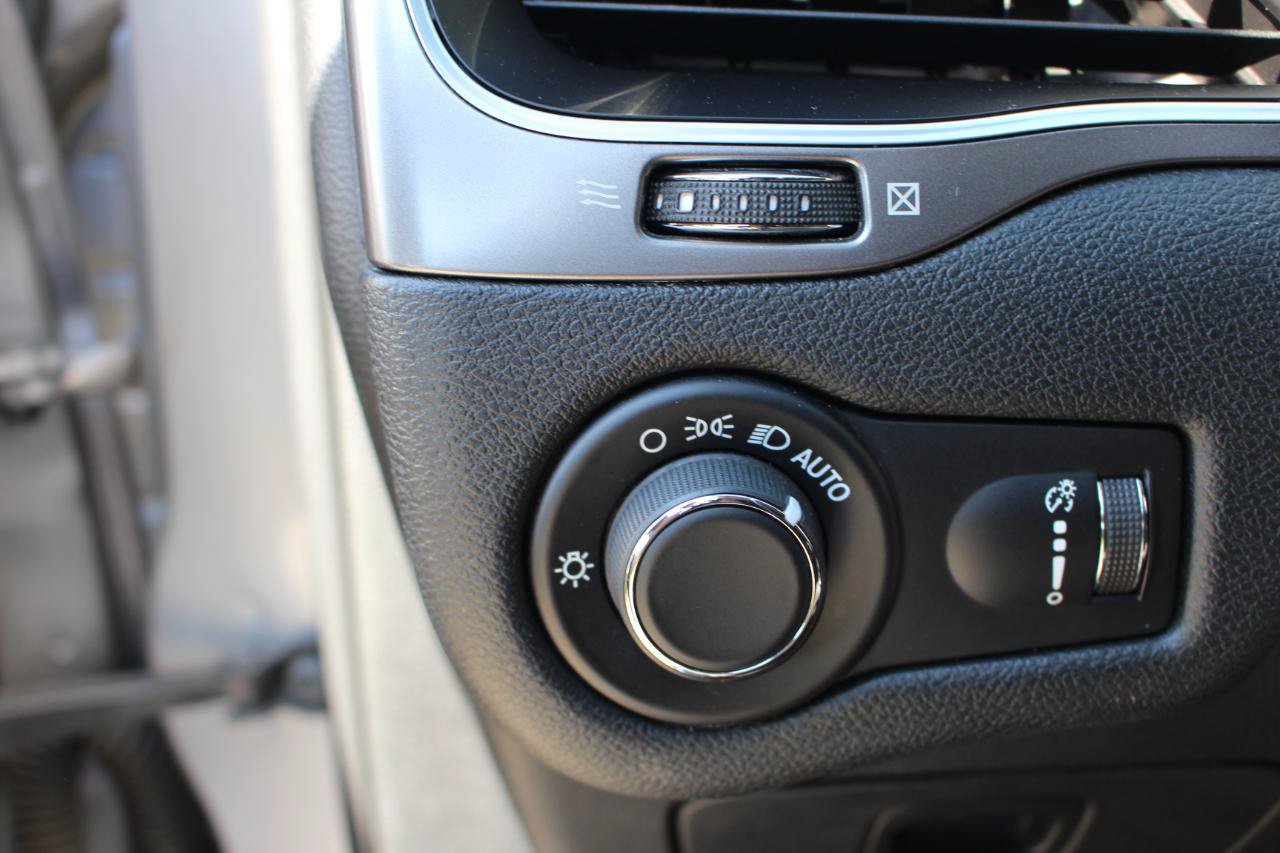Used 2020 Jeep Cherokee Latitude FWD image 17