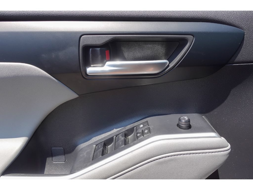 Used 2023 Toyota Highlander XLE FWD image 12