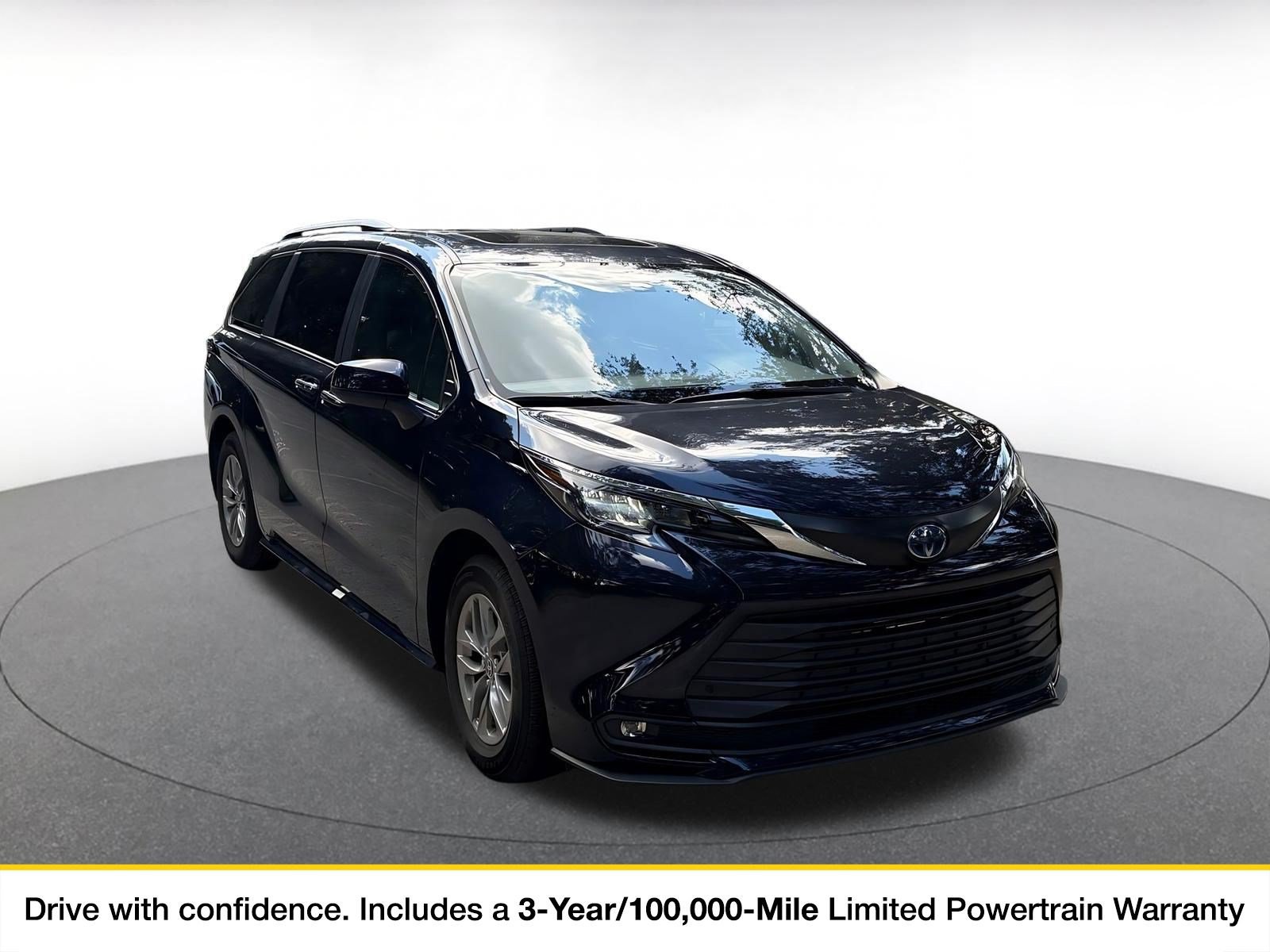 Used 2025 Toyota Sienna XLE FWD image 1