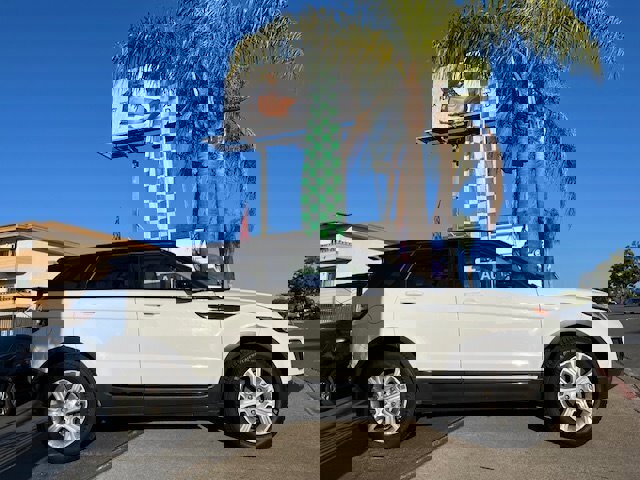 Used 2018 Land Rover Range Rover Evoque SE image 2