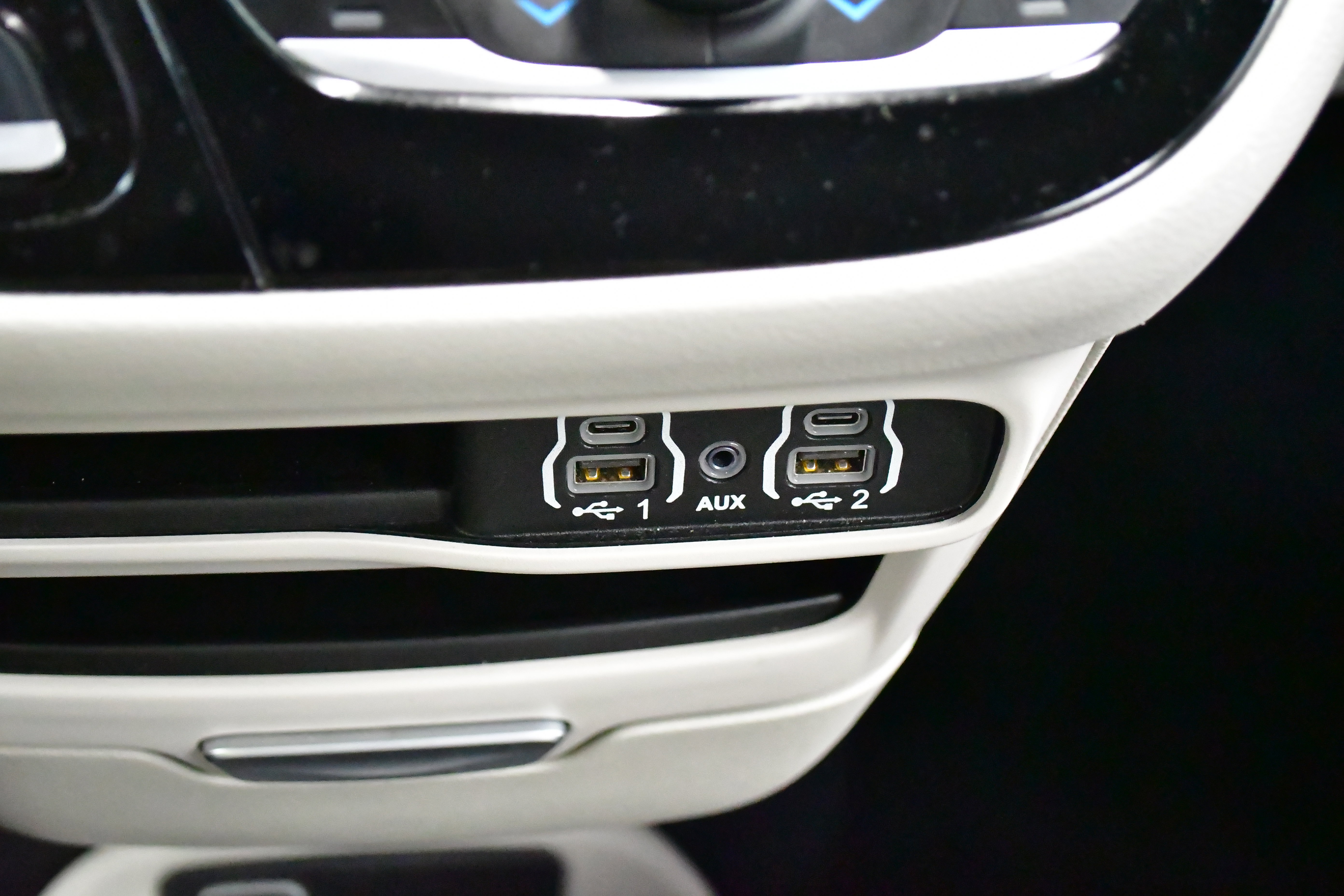 Used 2024 Chrysler Pacifica Touring-L FWD image 29