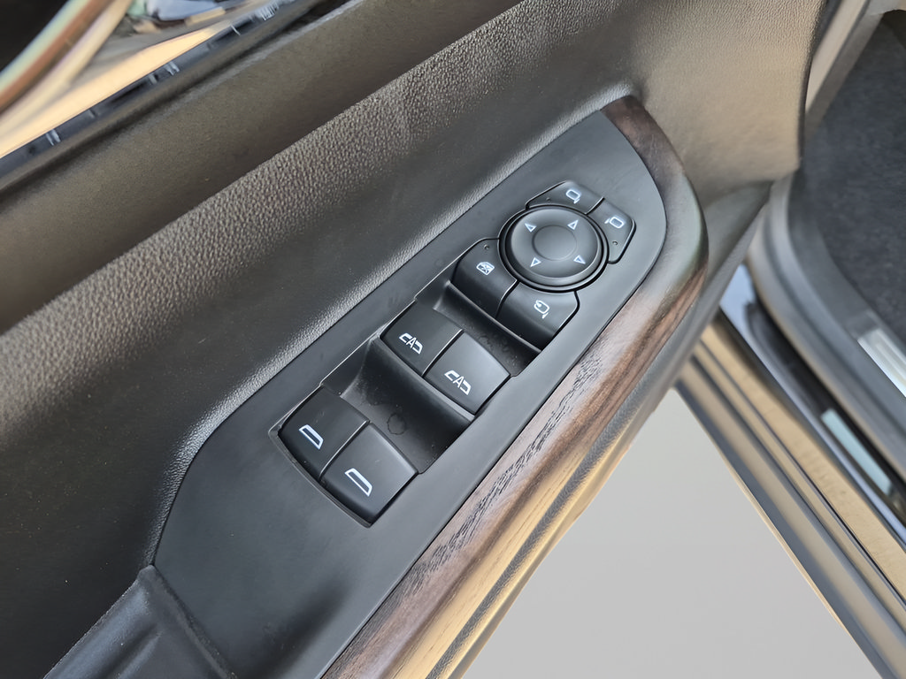 Used 2021 GMC Acadia Denali w/ Denali Technology Package FWD image 24