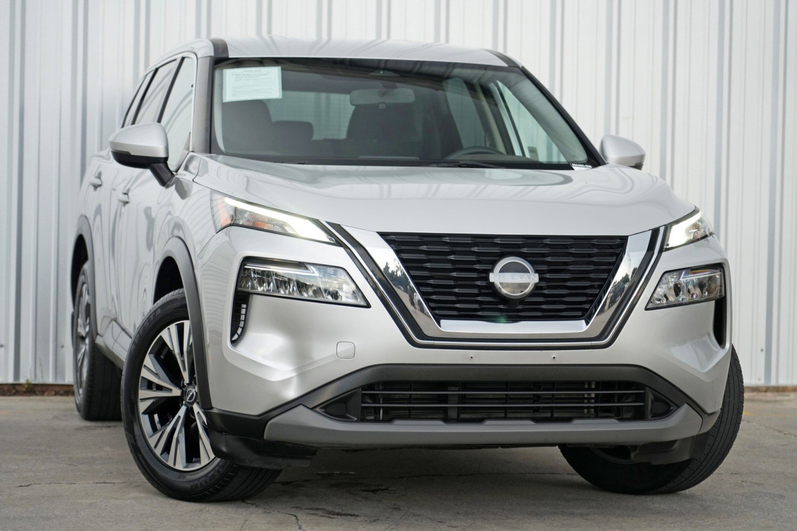 Used 2023 Nissan Rogue SV image 2