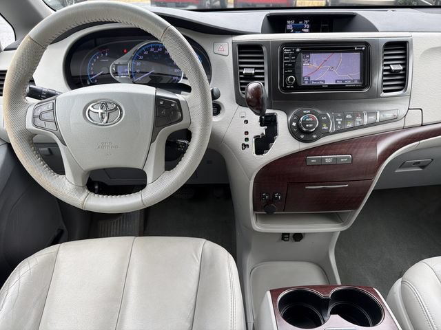 Used 2013 Toyota Sienna XLE FWD image 10