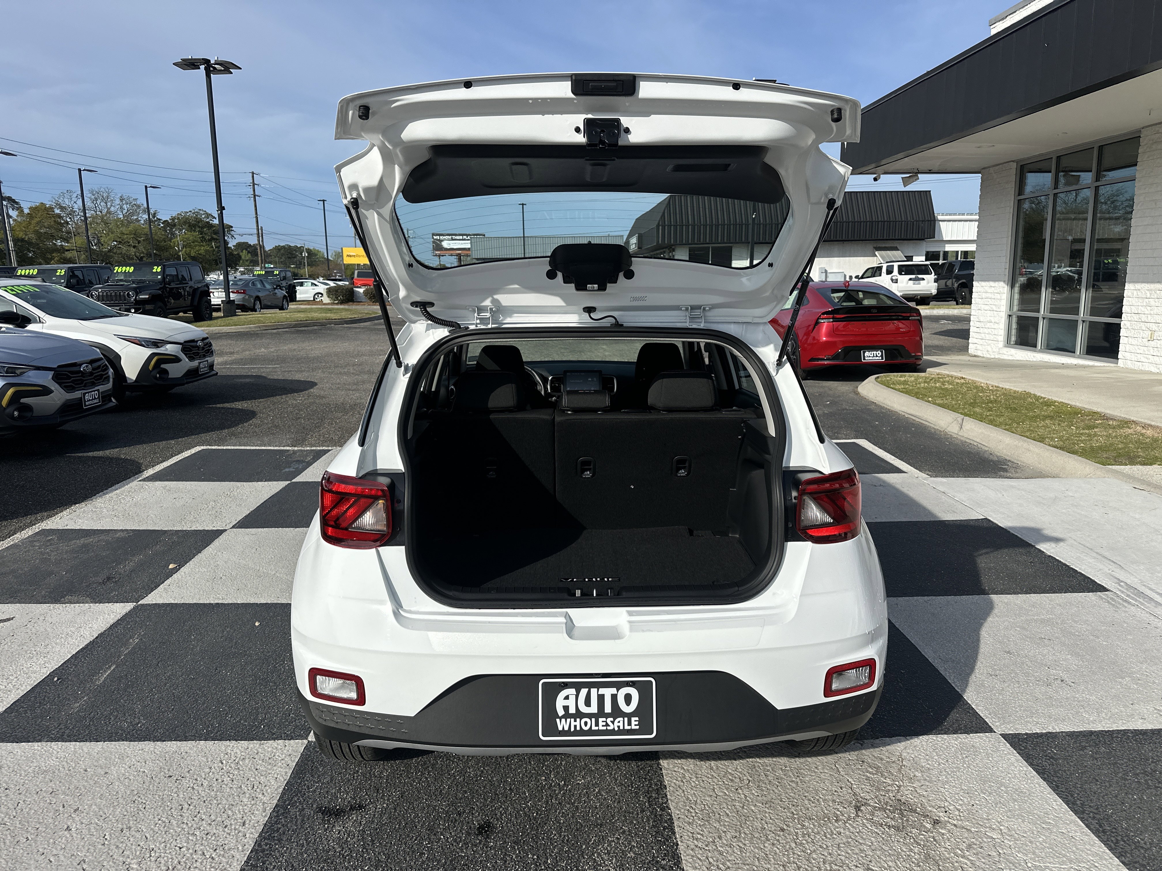 Used 2024 Hyundai Venue SEL image 5