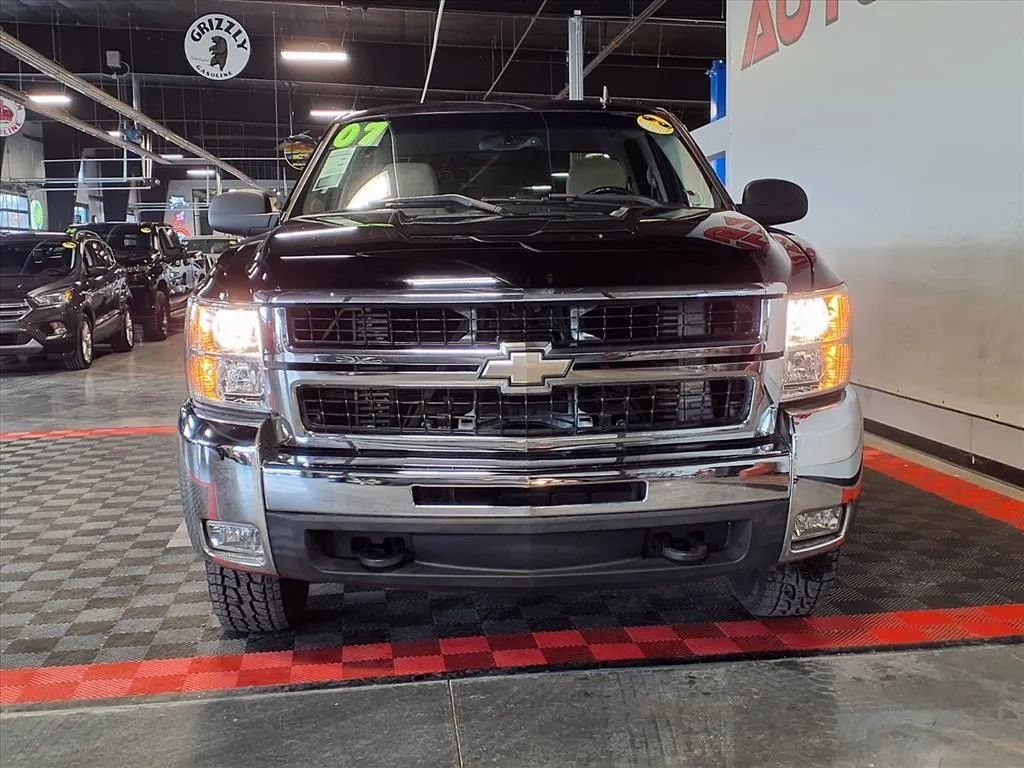 Used 2007 Chevrolet Silverado 2500 LT w/ 1LT Convenience Package AWD/4WD image 2