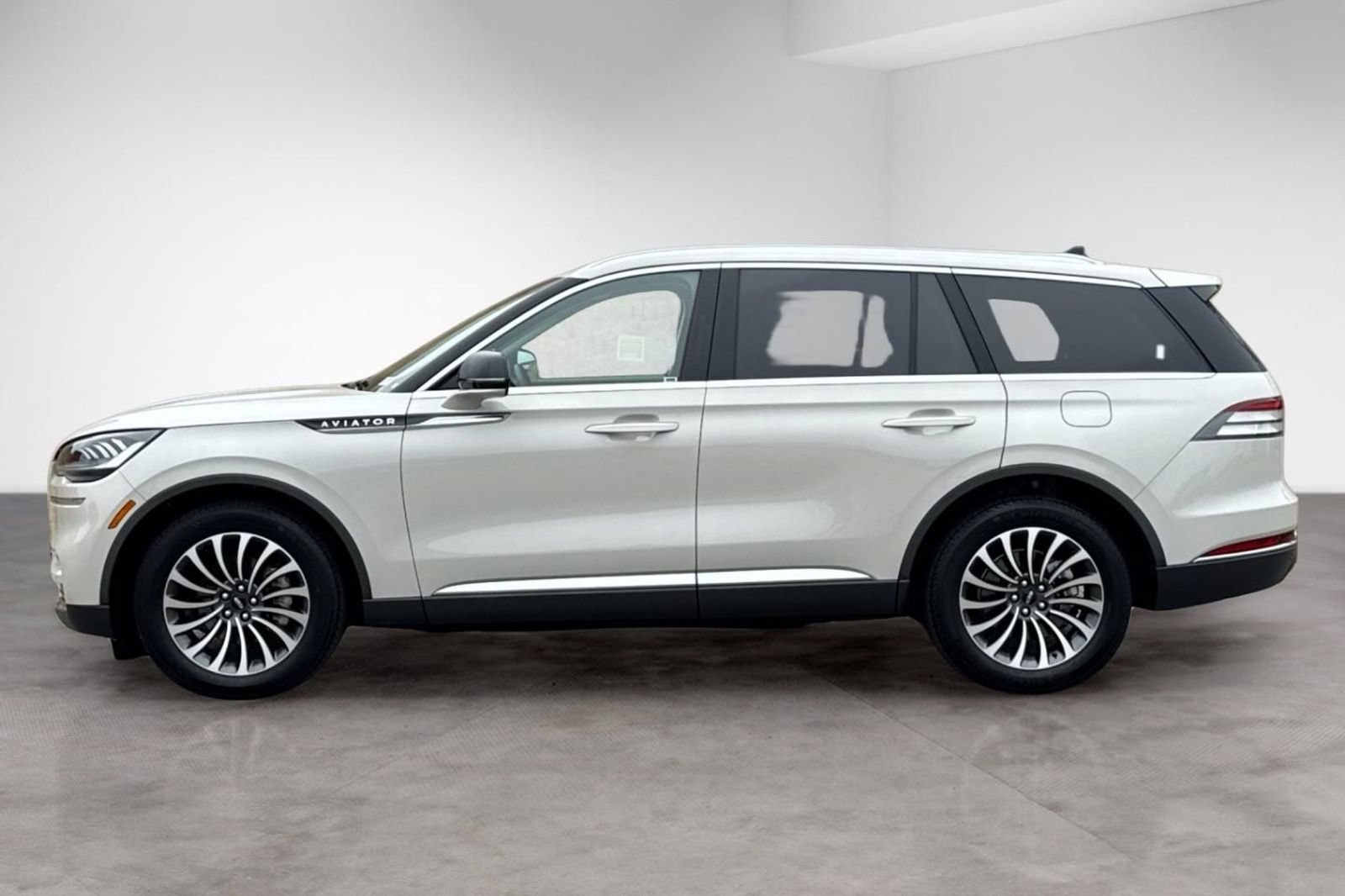 Used 2023 Lincoln Aviator 2WD w/ Premium Package image 2
