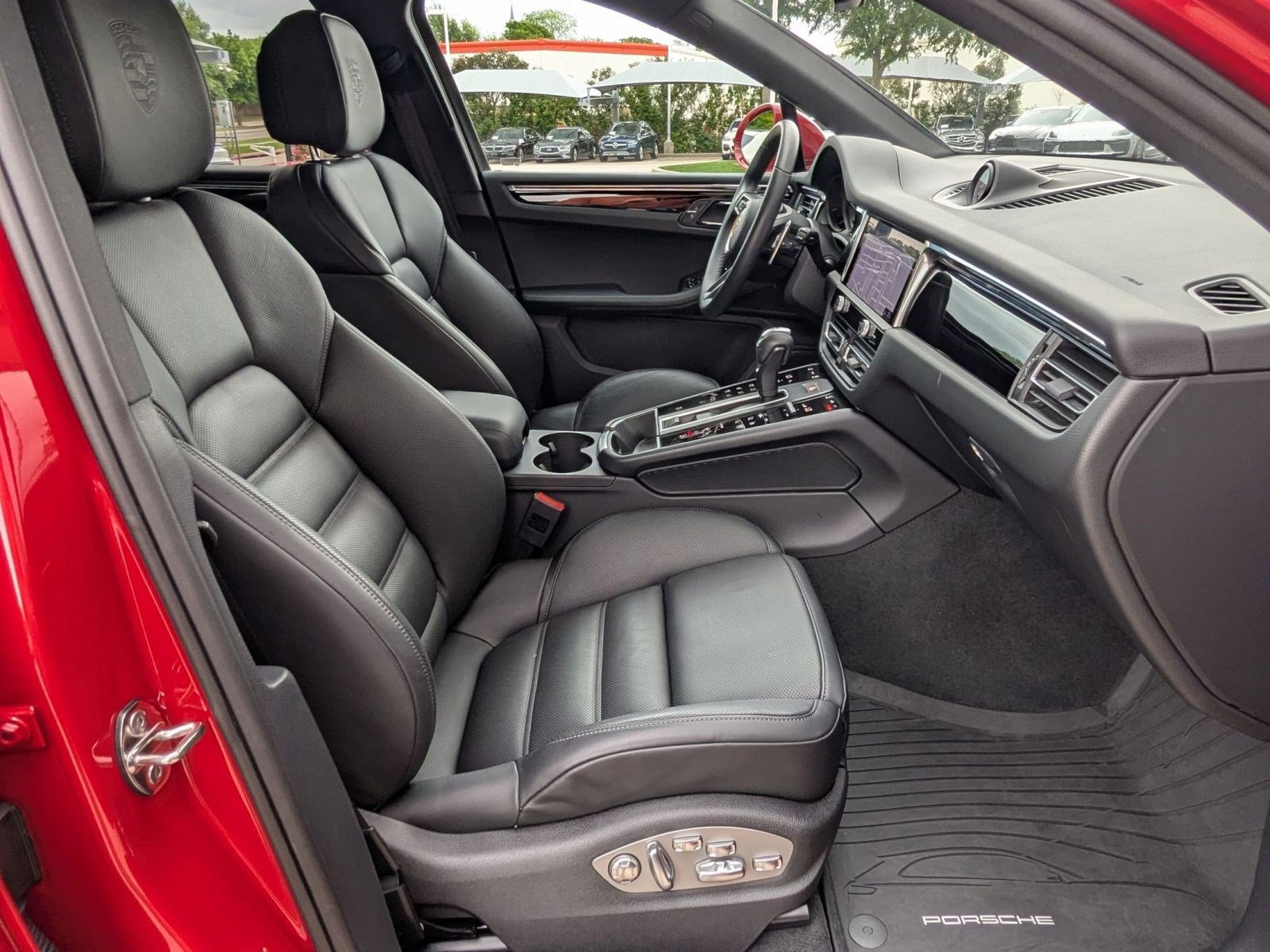 Certified 2026 Porsche Macan AWD/4WD image 24