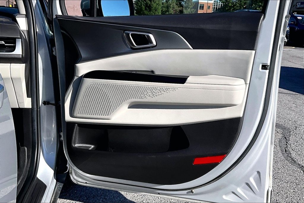 Used 2022 Kia Carnival LX FWD image 22