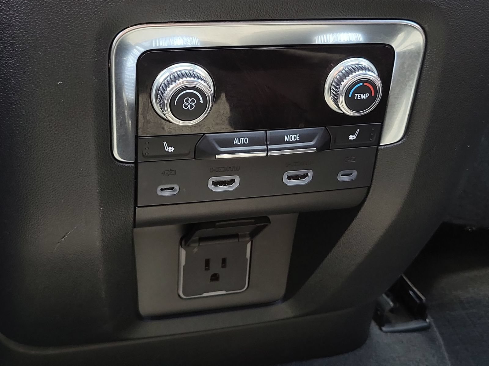 Used 2024 GMC Yukon Denali Ultimate AWD/4WD image 21