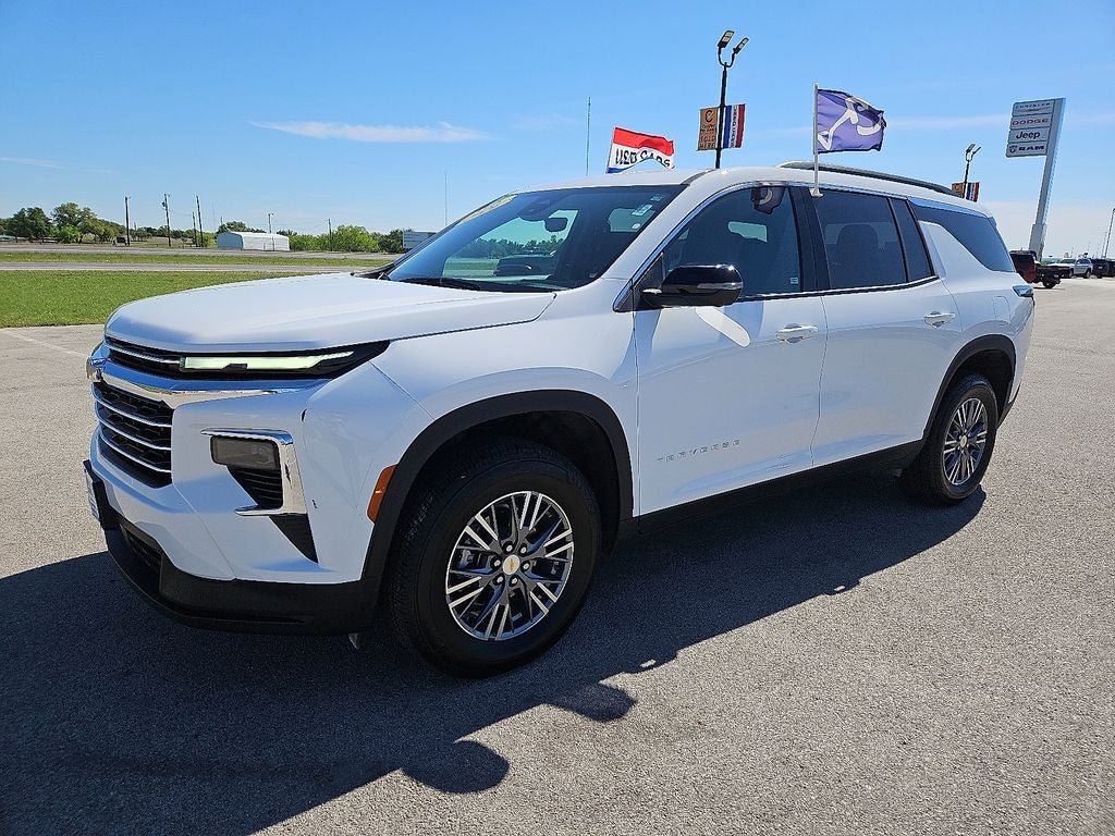 Used 2026 Chevrolet Traverse LT w/ Driver Confidence Package FWD image 2