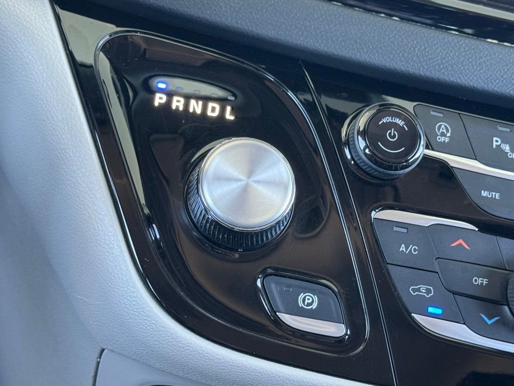 Used 2023 Chrysler Pacifica Touring-L image 15