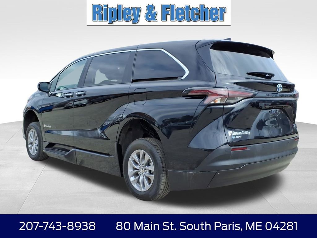 Used 2025 Toyota Sienna XLE image 7