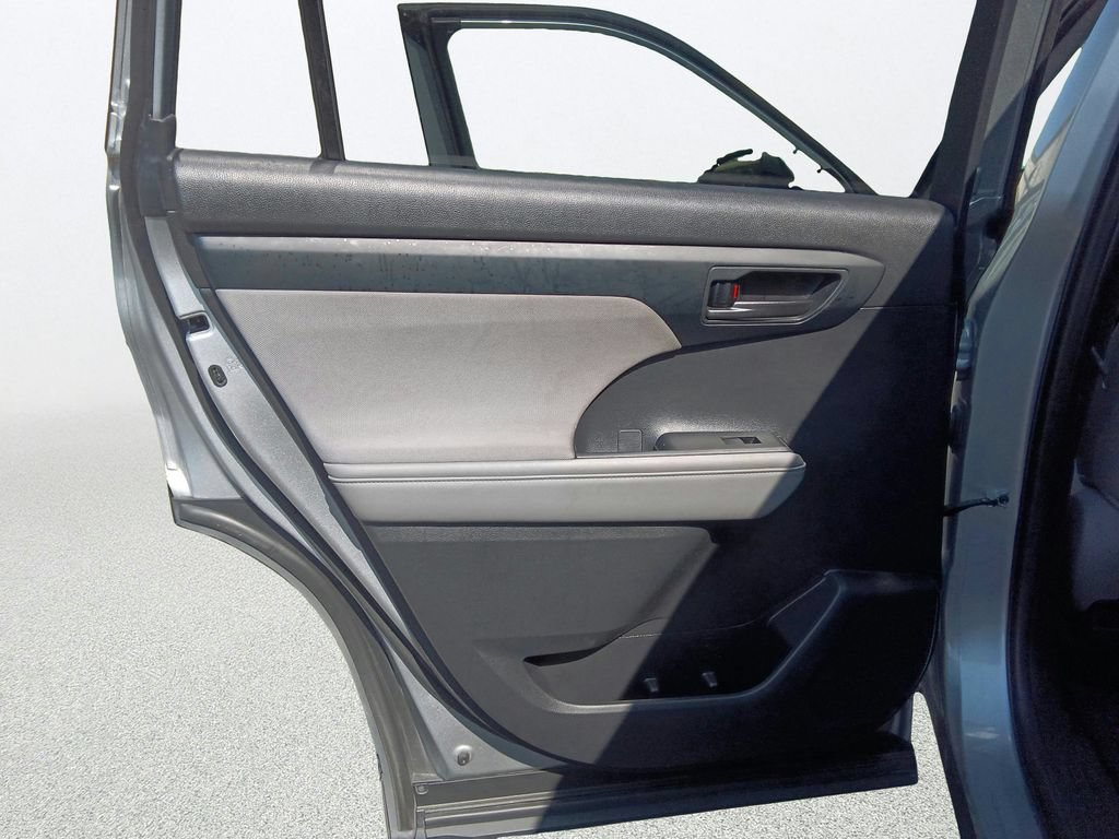 Used 2021 Toyota Highlander L FWD image 31