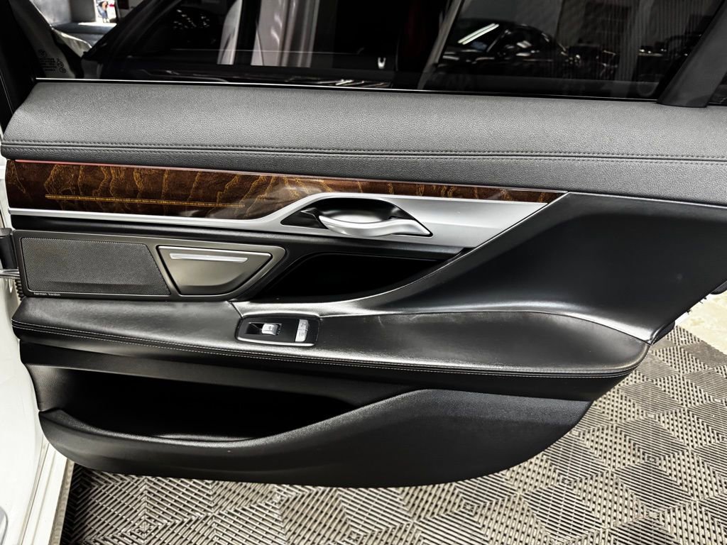 Used 2021 BMW 750i xDrive image 52