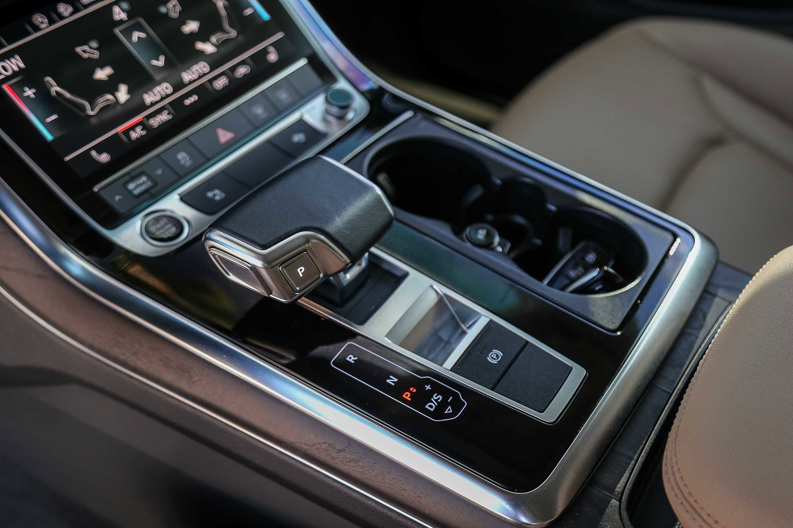 Used 2023 Audi Q8 Premium image 26