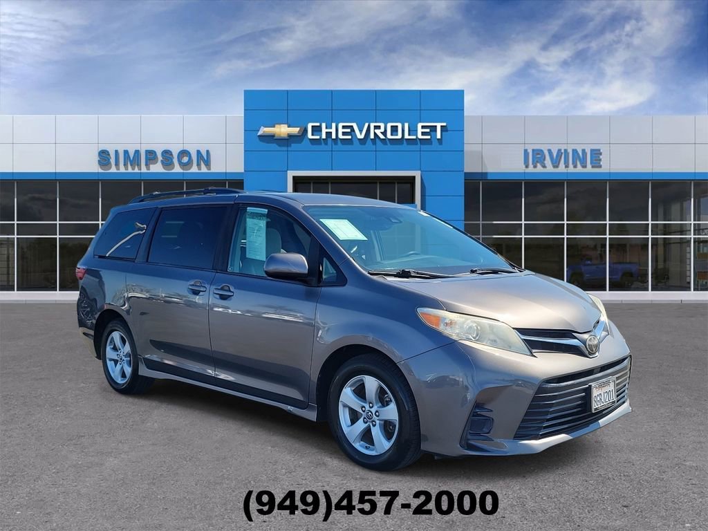 Used 2018 Toyota Sienna LE w/ Carpet Mat Package image 2