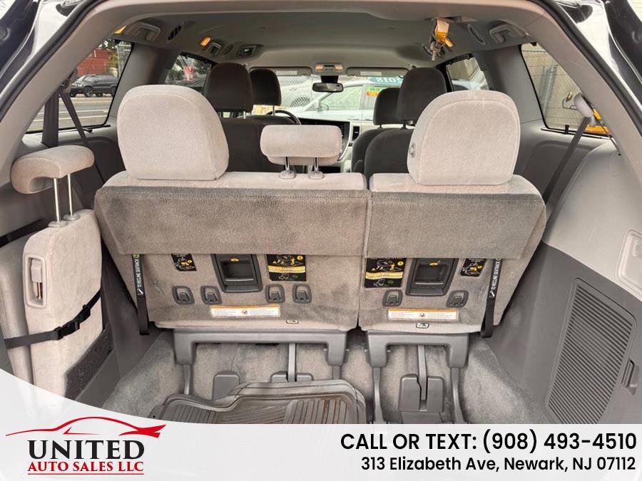 Used 2018 Toyota Sienna LE image 7
