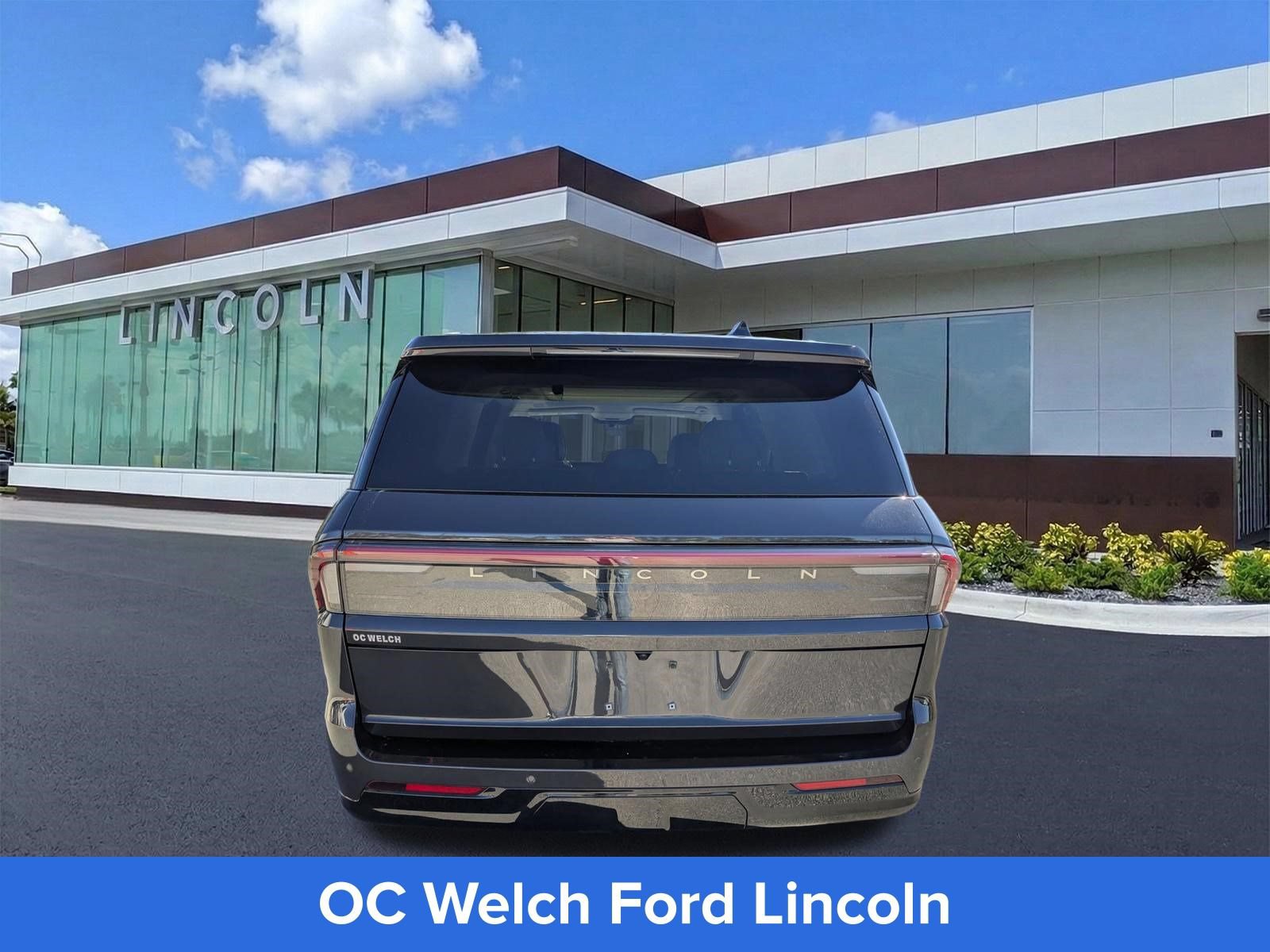 Certified 2025 Lincoln Navigator Reserve AWD/4WD image 6