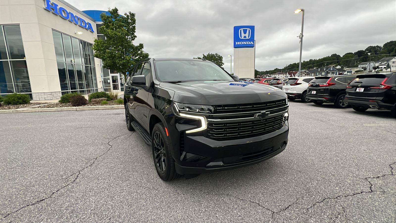 Used 2022 Chevrolet Tahoe RST w/ Luxury Package AWD/4WD image 2