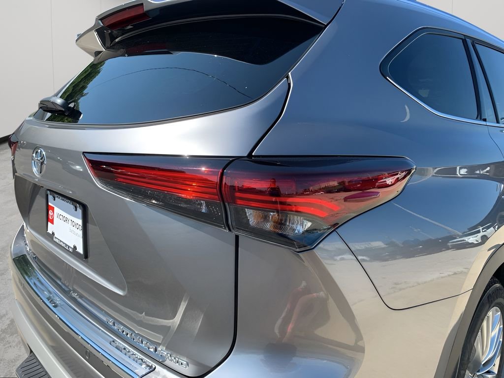 New 2025 Toyota Highlander Platinum image 30