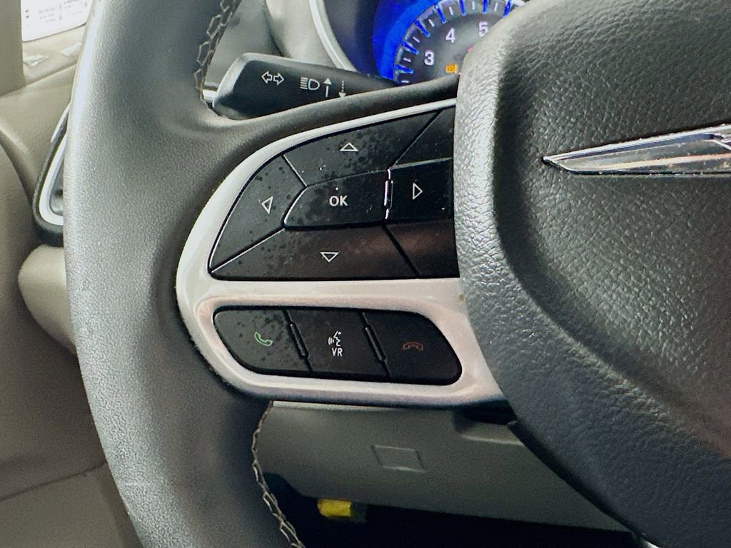 Used 2024 Chrysler Pacifica Touring-L image 25