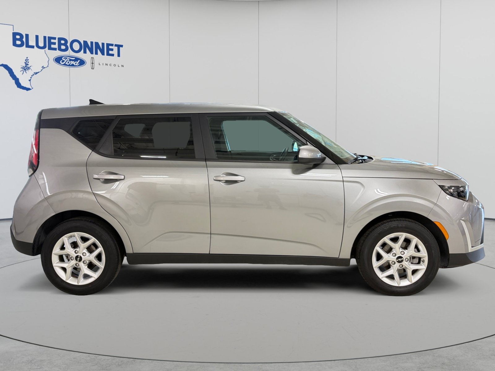 Used 2025 Kia Soul LX w/ LX Technology Package FWD image 4