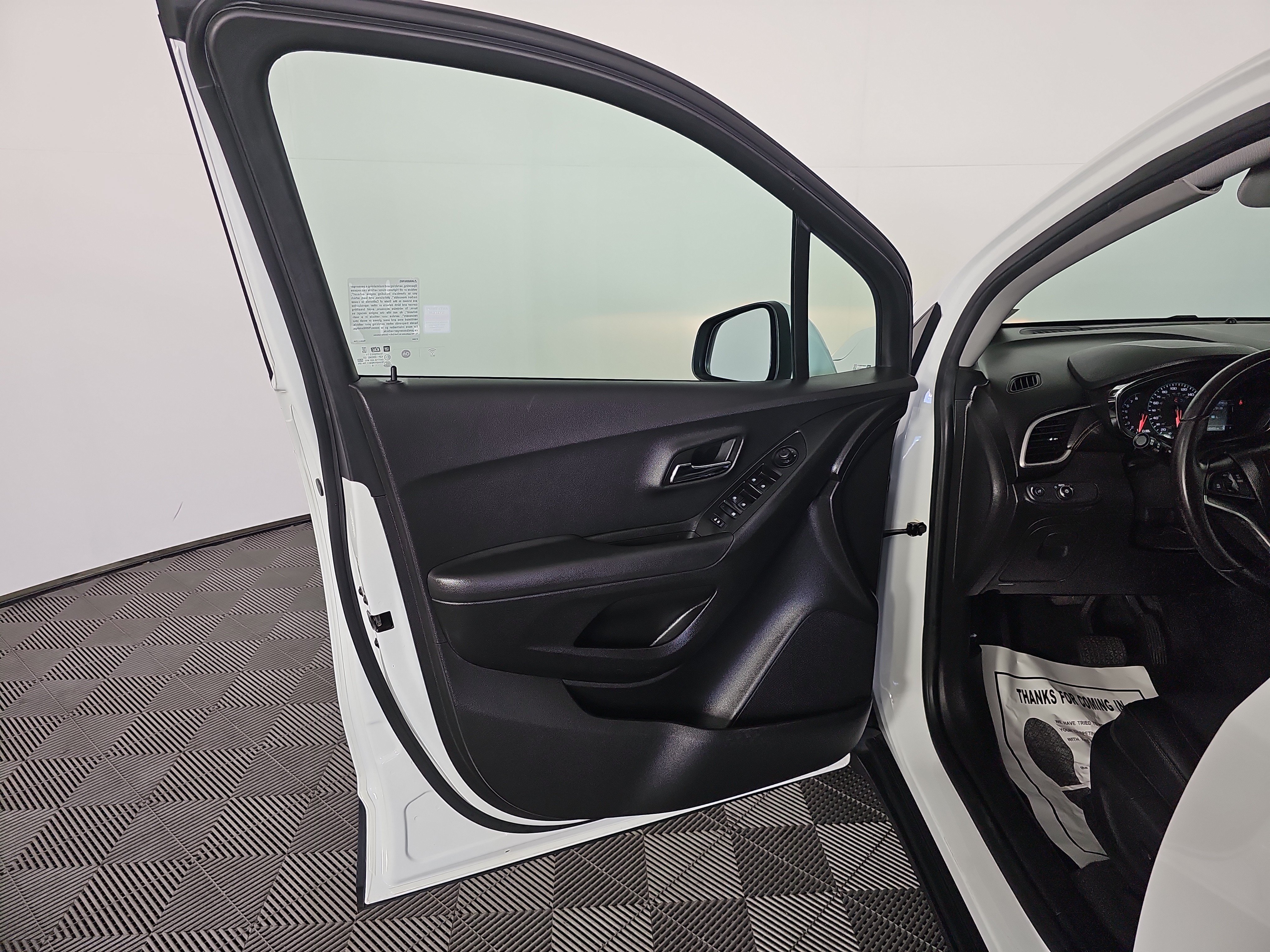 Used 2020 Chevrolet Trax LT w/ LT Convenience Package FWD image 15