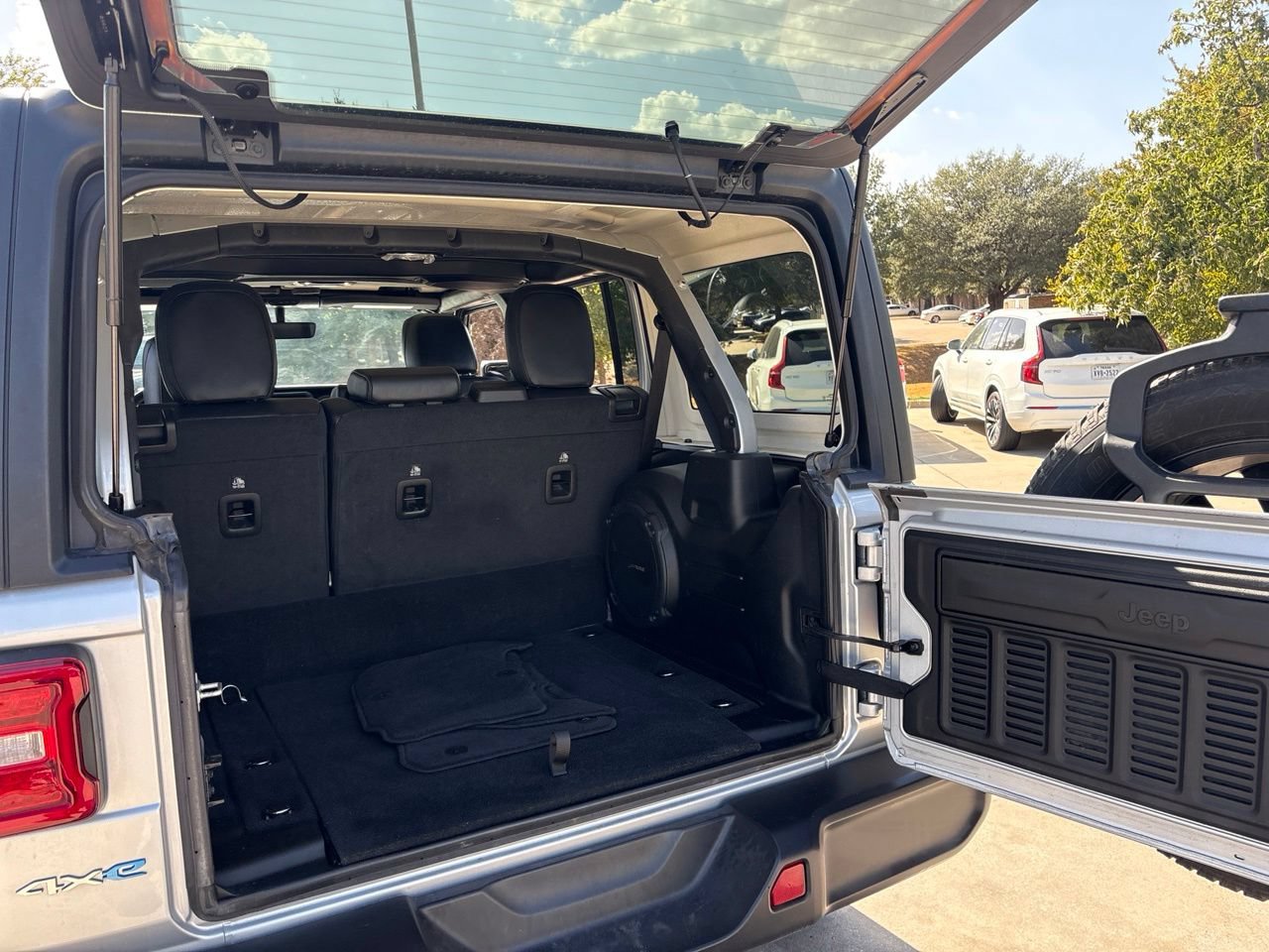 Used 2023 Jeep Wrangler Unlimited Sahara AWD/4WD image 11