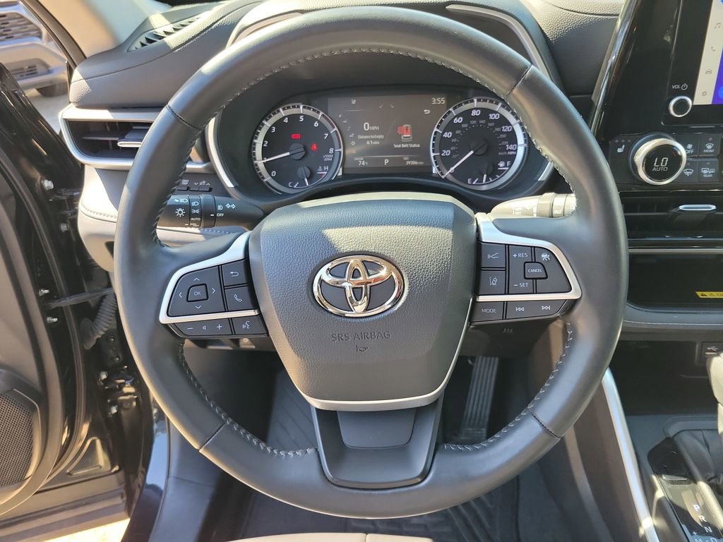 Used 2023 Toyota Highlander XLE FWD image 17