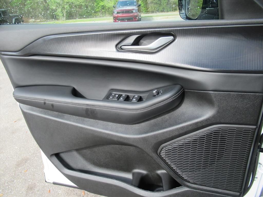 Certified 2025 Jeep Grand Cherokee Altitude image 17