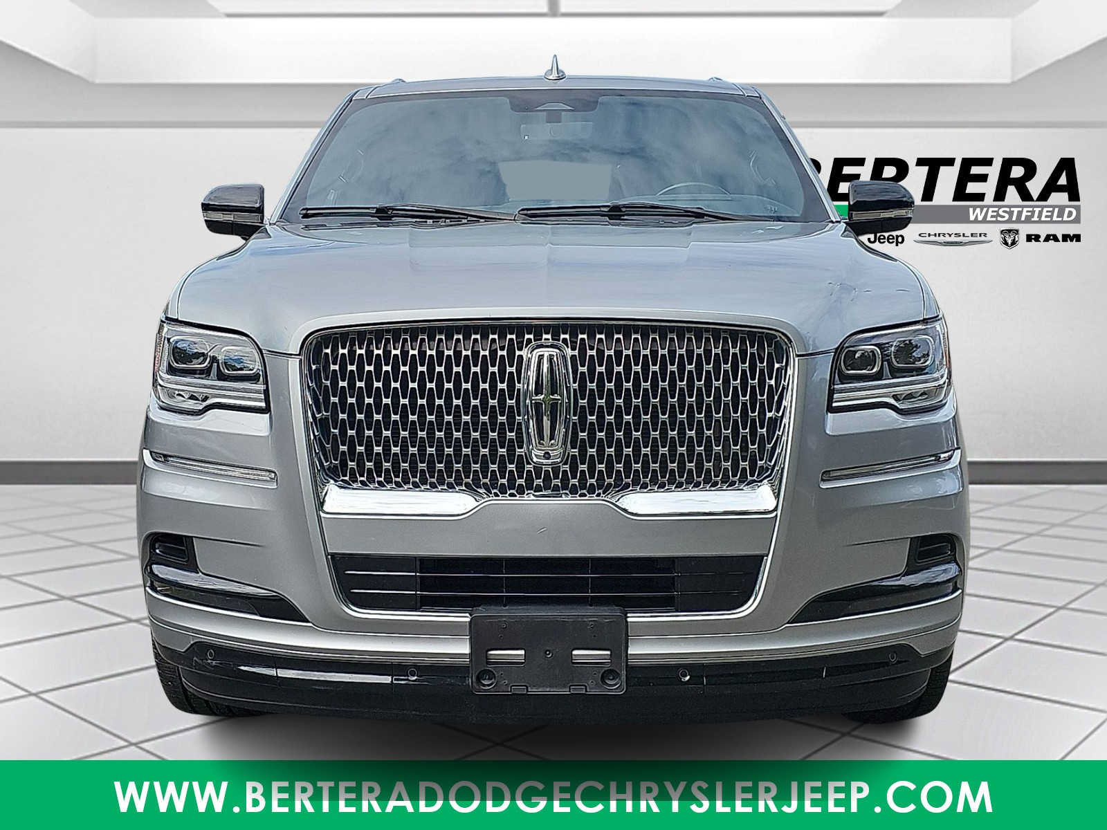 Used 2022 Lincoln Navigator L Reserve AWD/4WD image 2