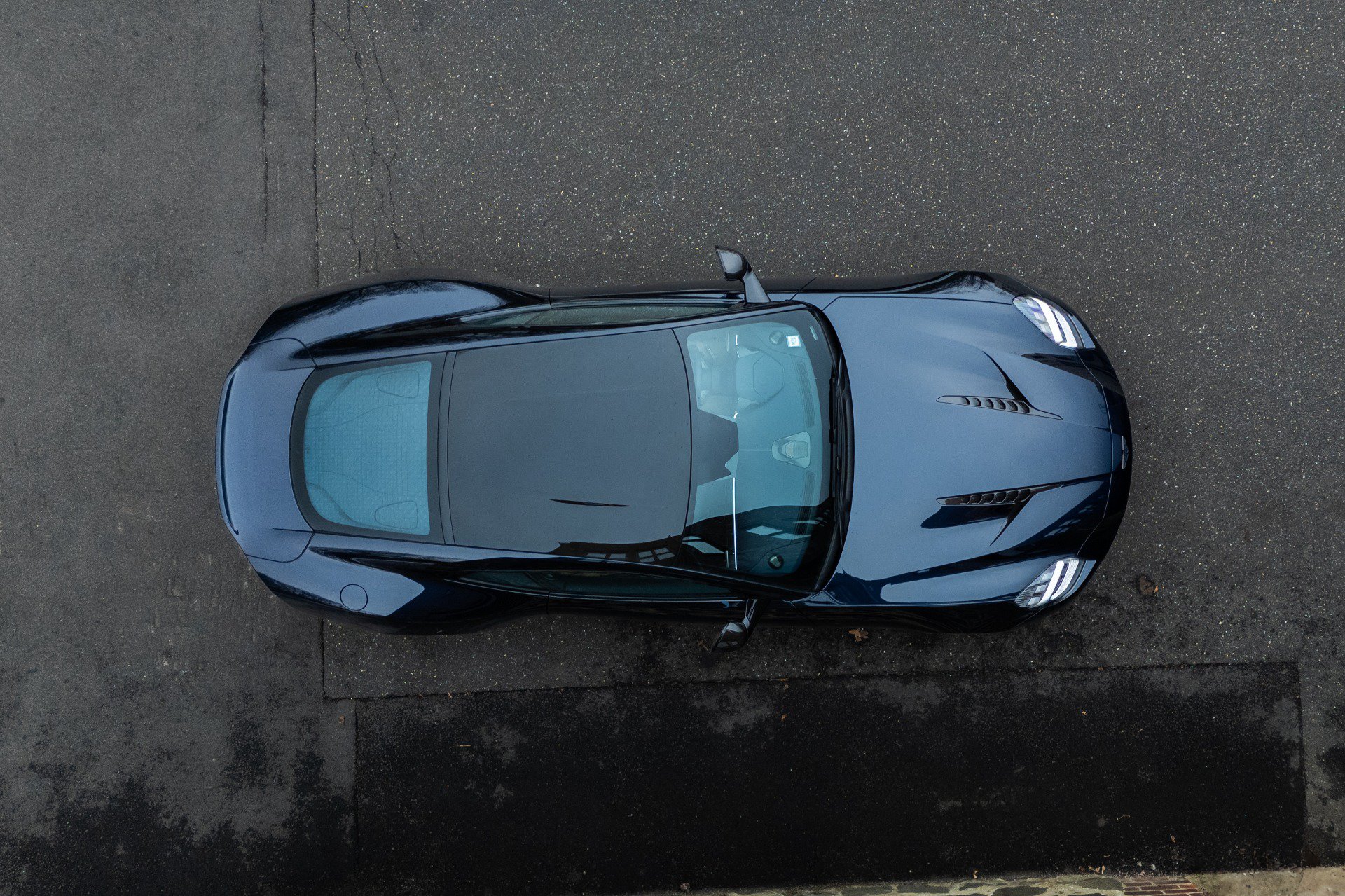 Used 2025 Aston Martin Vanquish RWD image 40