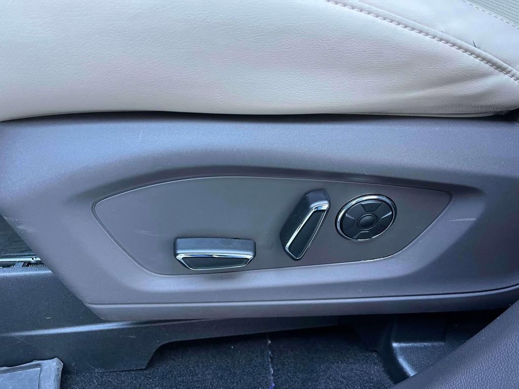 Used 2020 Ford Explorer Platinum w/ Premium Technology Package image 30