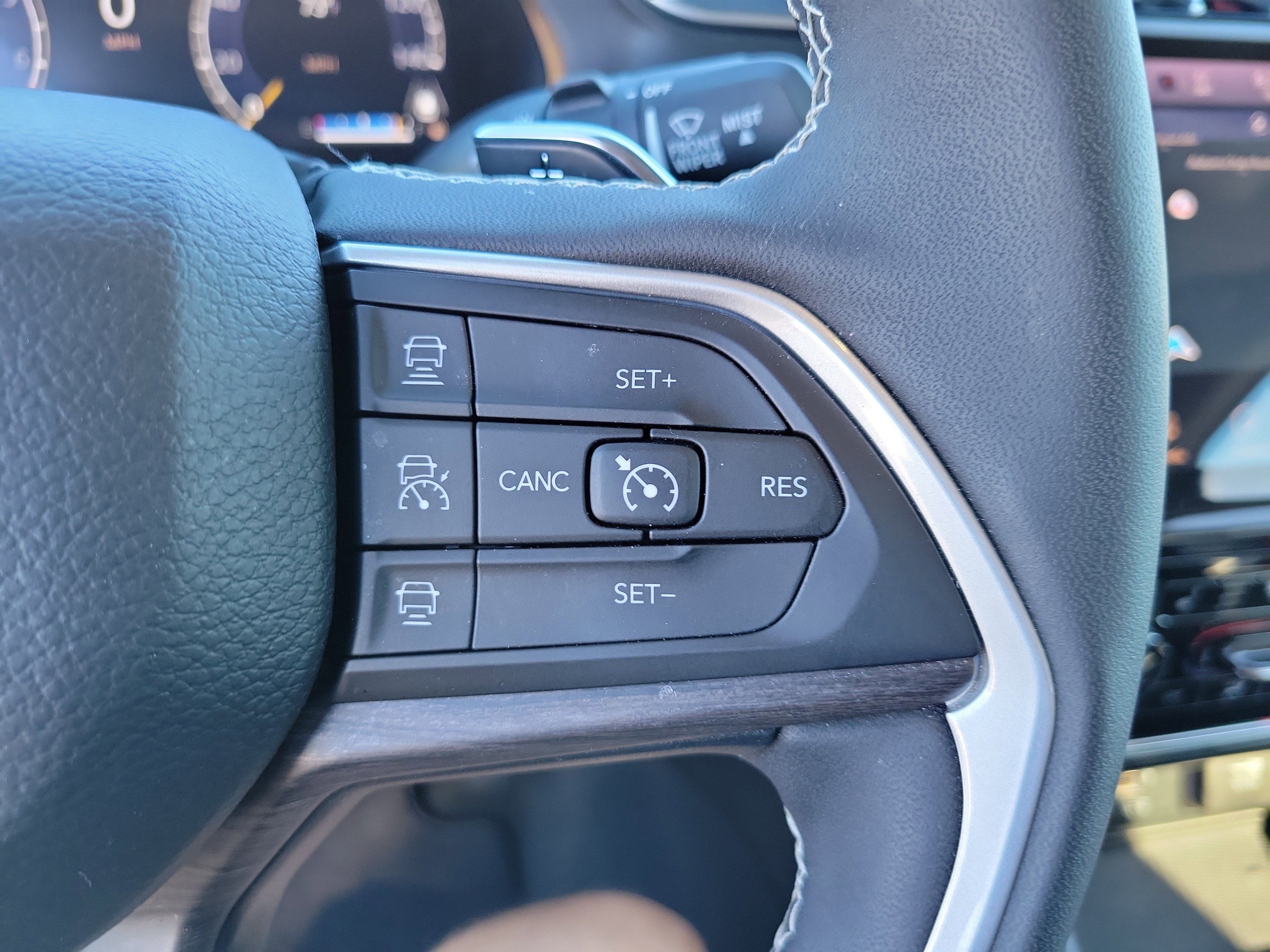 Used 2023 Jeep Grand Cherokee Limited w/ Luxury Tech Group II image 30