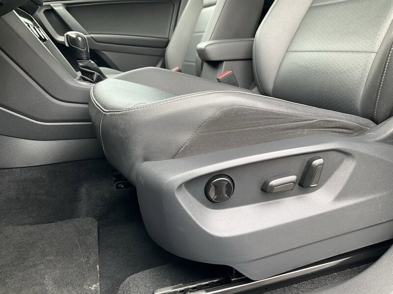Used 2020 Volkswagen Tiguan SE w/ Panoramic Sunroof Package FWD image 23