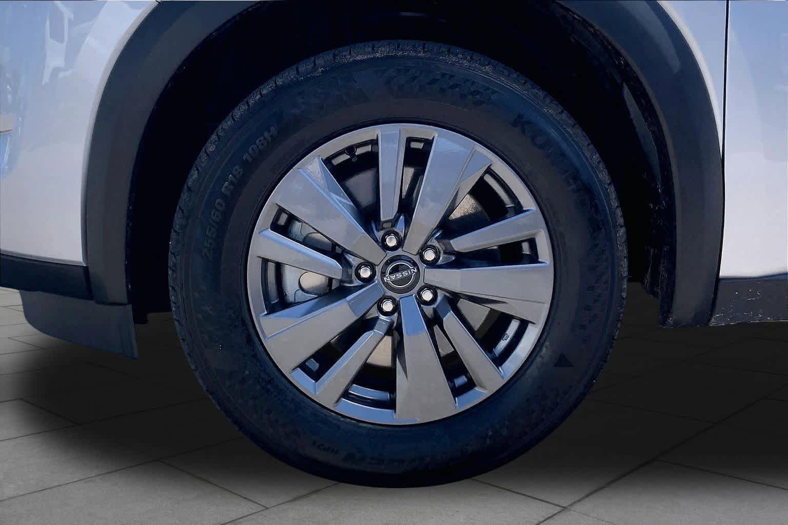 Used 2025 Nissan Pathfinder SV AWD/4WD image 10