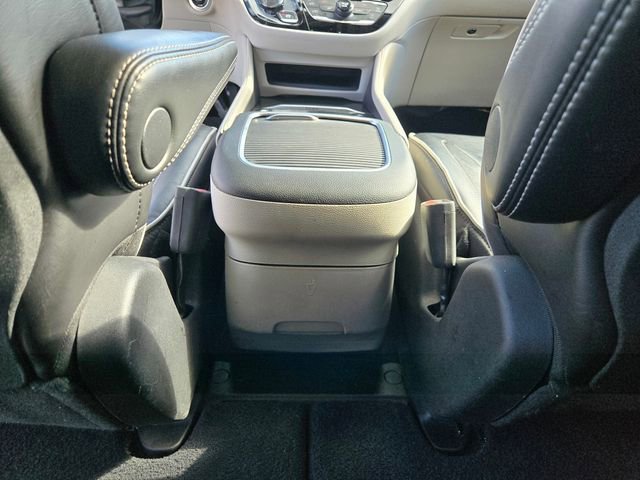 Used 2023 Chrysler Pacifica Touring-L image 16