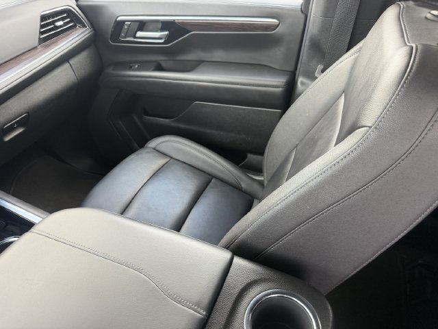 Used 2025 Chevrolet Suburban LT RWD image 18