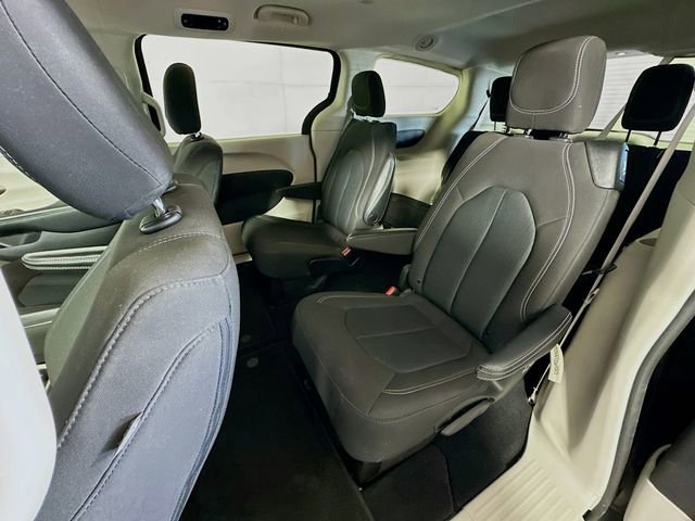 Used 2022 Chrysler Voyager LX image 22