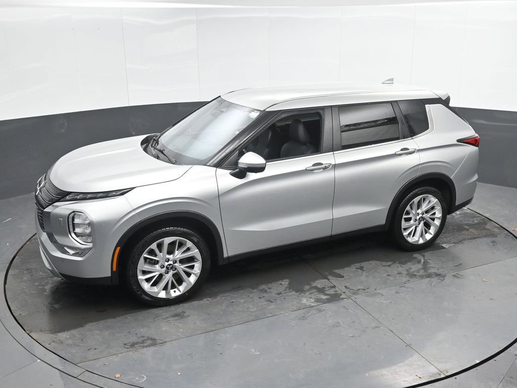 Used 2024 Mitsubishi Outlander SE image 42