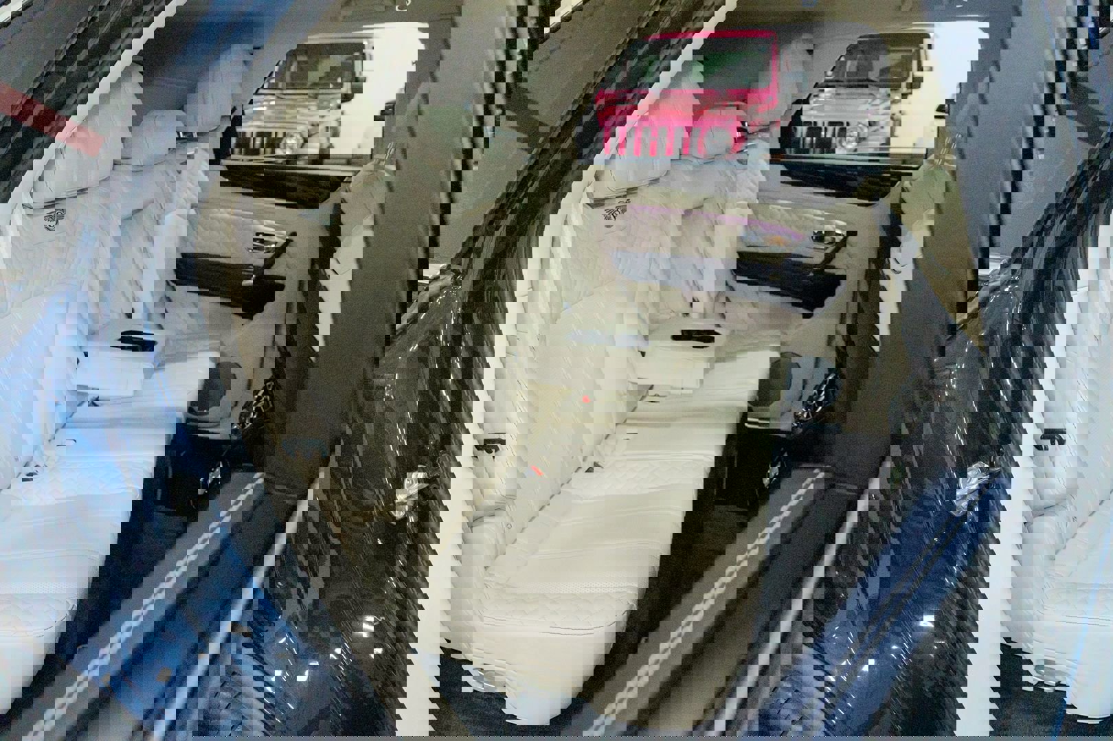 Used 2020 Bentley Bentayga V8 image 36